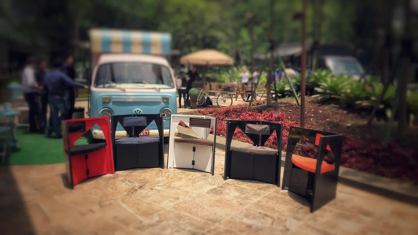 Book Chair usada como assento em food park com espaço limitado
