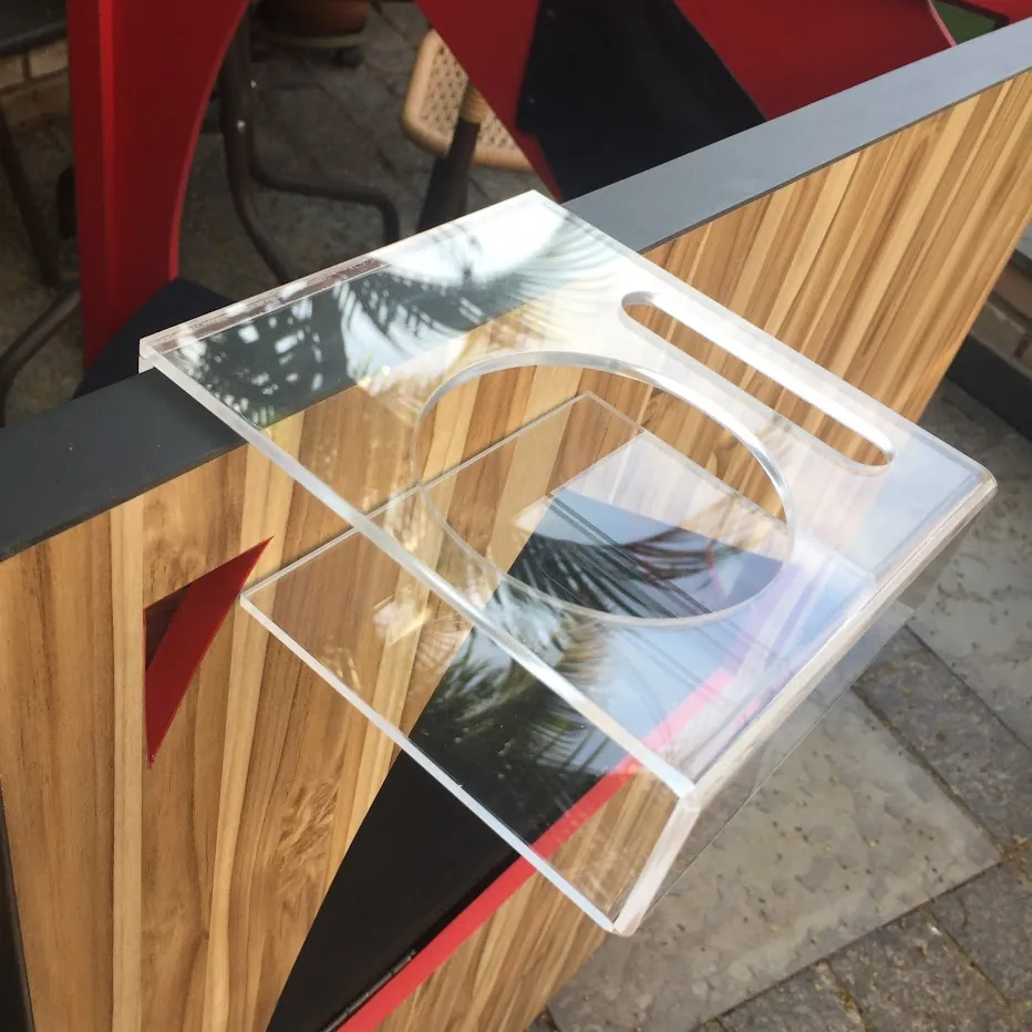 Suporte para copos e smartphone integrado à Book Chair