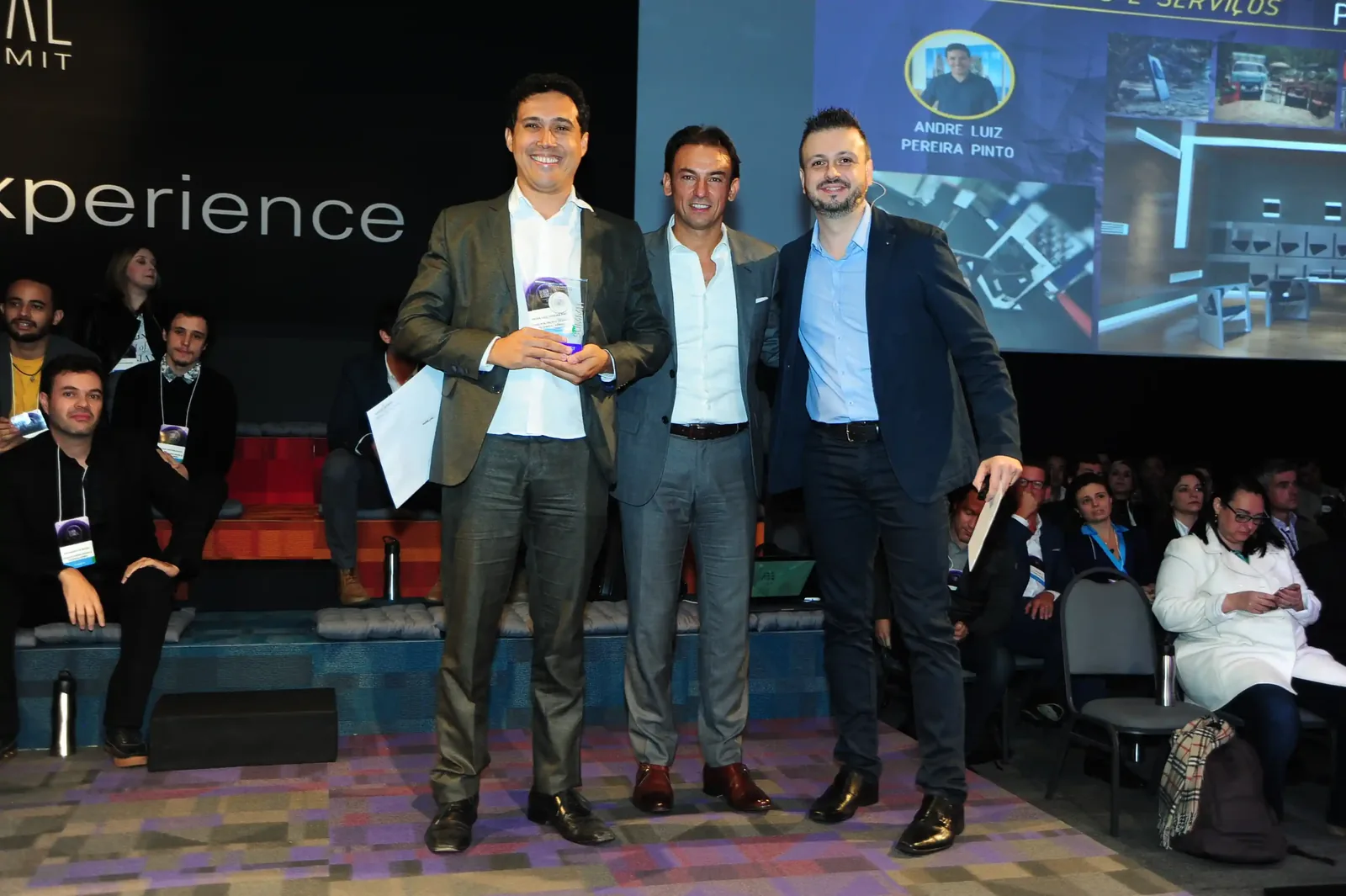 André Luiz Pereira Pinto recebendo o prêmio de vencedor no Accor Hotels Design & Technical Summit 2018, ao lado de Patrick Mendes e Fernando Mariante